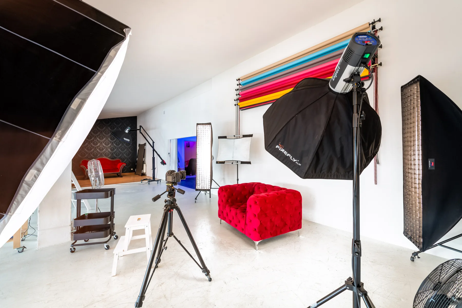 Studio lighting equipment and coloured background rolls