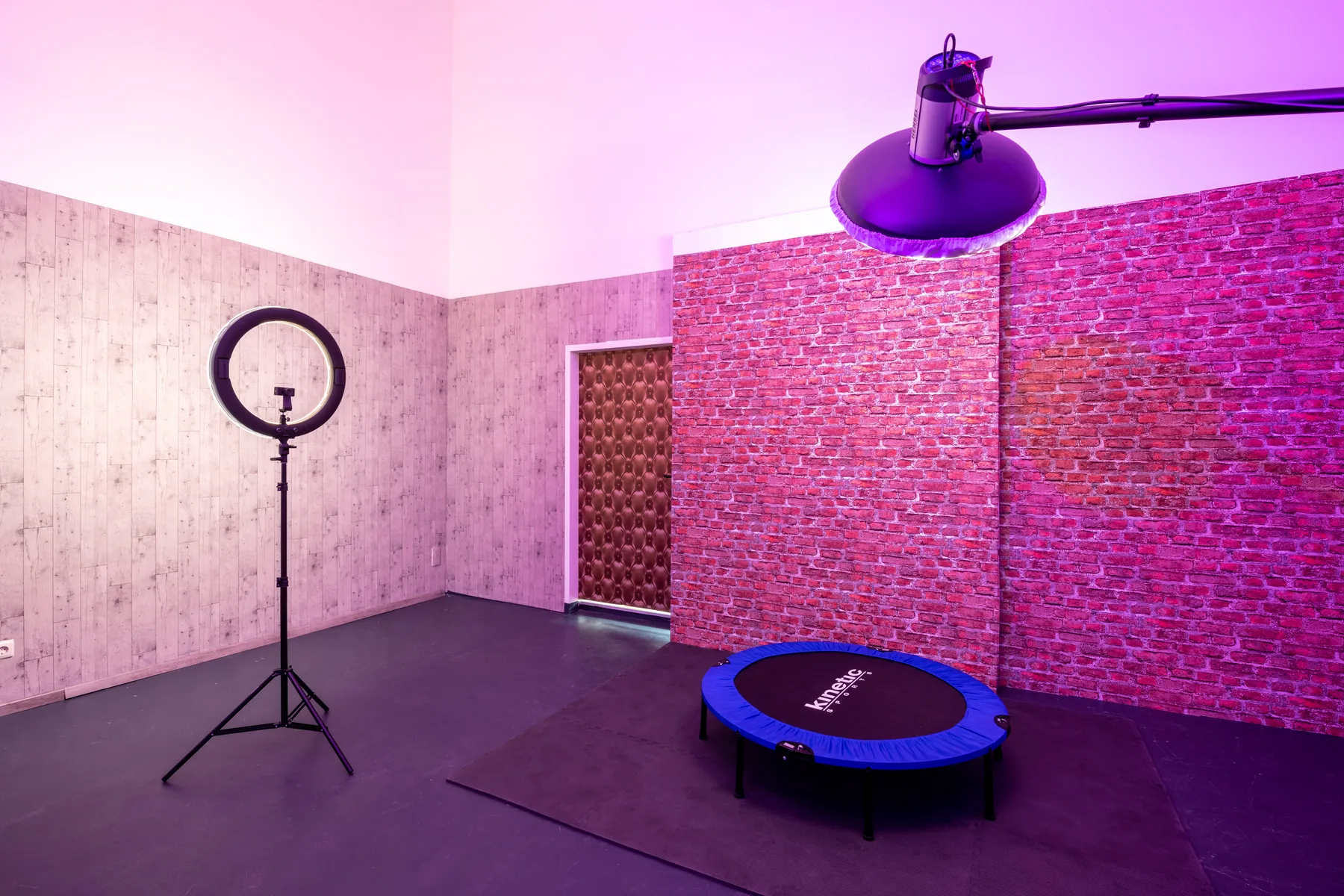 Pink illuminated set with ring light